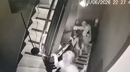 El momento de la agresión fue capturado por las cámaras de seguridad del lugar