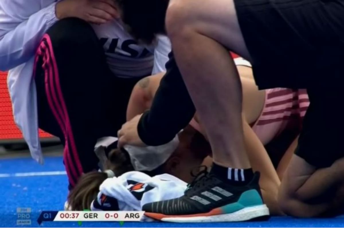 El momento de la atención para Carla Rebecchi, con la asistencia de la ex jugadora y kinesióloga Carla Burkart