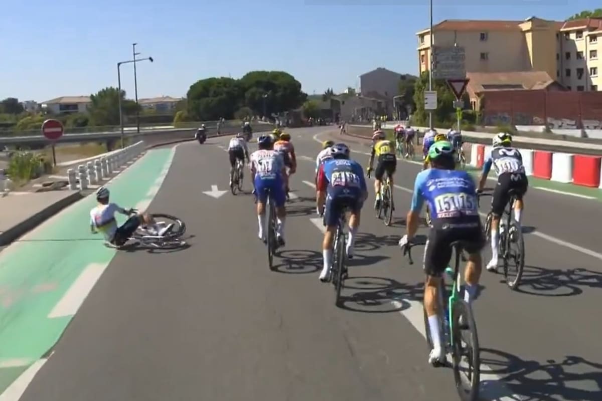 El momento de la caída de Tadej Pogacar durante la etapa 11 del Tour de France