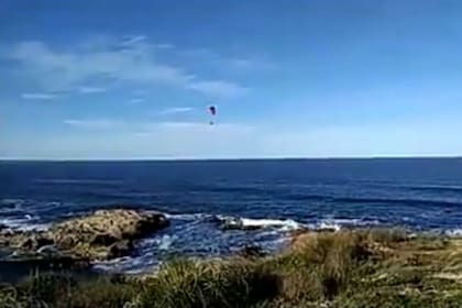 El momento de la caída del parapente