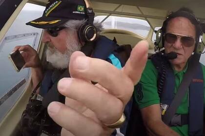 El momento de la caída del celular desde la avioneta, registrado con una cámara ubicada en la cabina