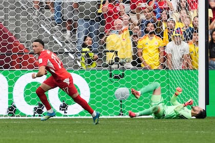 El momento de la clasificación en los pies de Rubén Vargas: cruzó su ejecución y fue la foto de una Suiza que vuelve a cuartos de final de un Mundial tras 72 años.