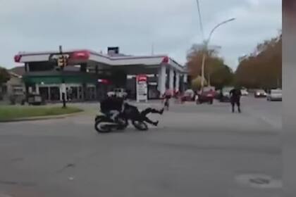 El momento de la colisión en el intento de fuga de los motociclistas en Mar del Plata