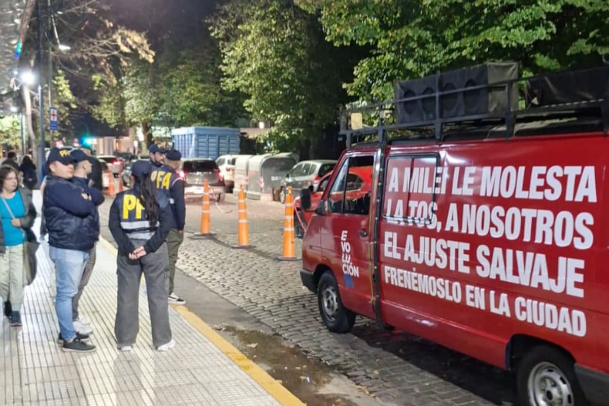 El momento de la demora de los militantes de Evolución