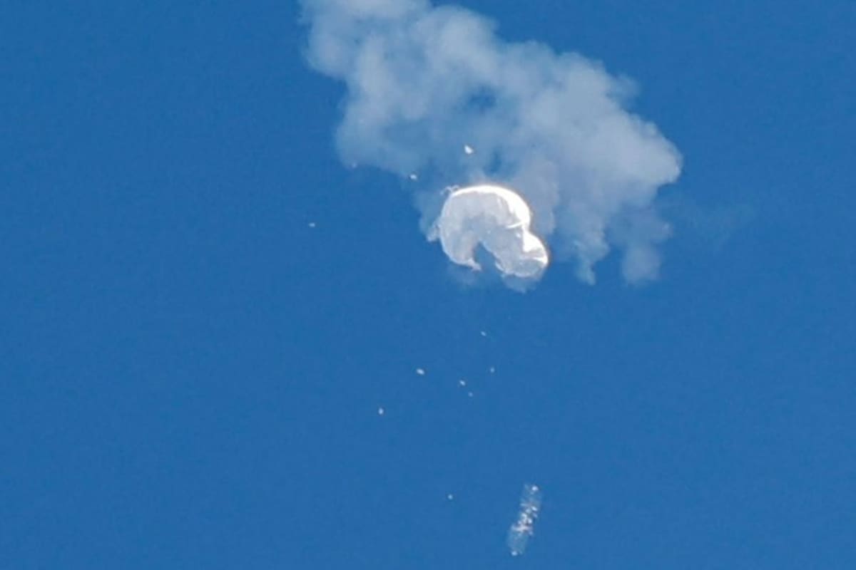 El momento de la destrucción del globo chino ante la costa de Carolina del Sur