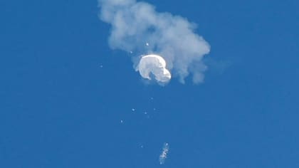 El momento de la destrucción del globo chino ante la costa de Carolina del Sur