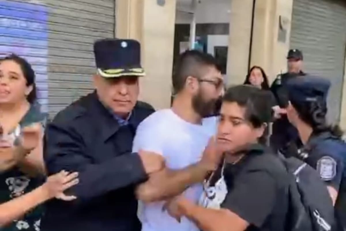 El momento de la detención de Martín Rodríguez, líder del PO en Mendoza, en medio de la manifestación.