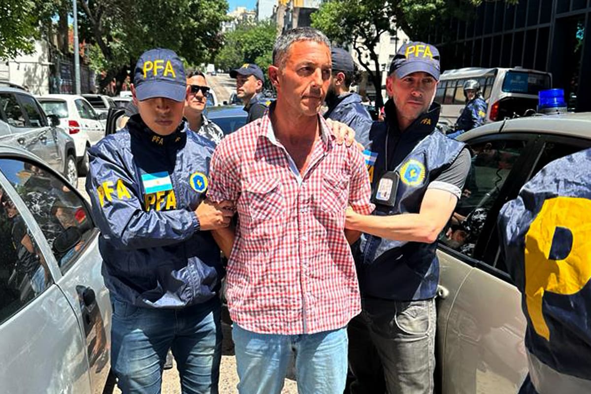 El momento de la detención de Mercanzini, el hombre que le tiró un botellazo a Javier Milei