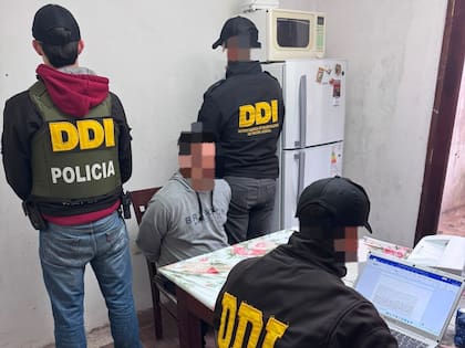 El momento de la detención de Nicolás Cichero, ayer, en la casa de una amiga