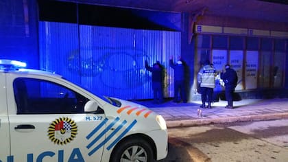 El momento de la detención. Los tres involucrados estaban pintando en un lugar abandonado