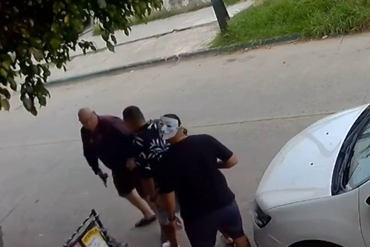 El momento de la discusión entre el policía federal retirado Rafael Moreno y la víctima, Sergio Díaz