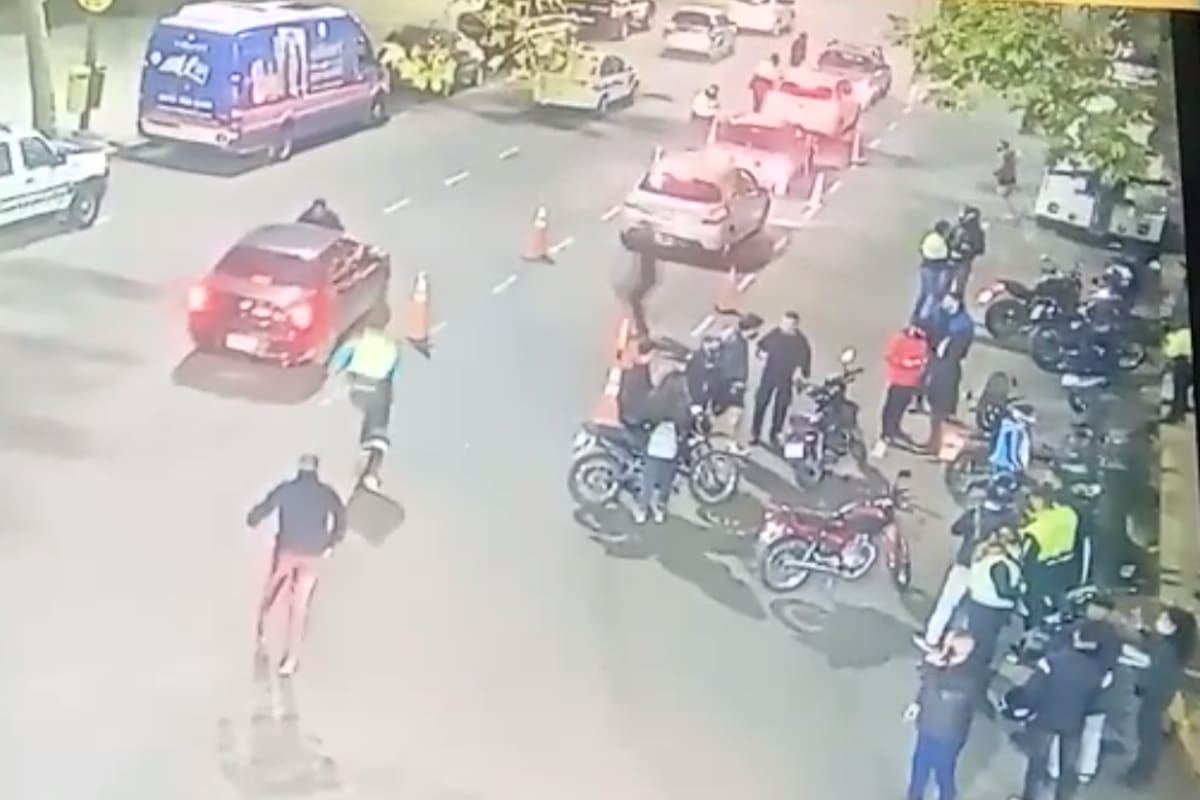 El momento de la embestida a un agente de la Guardia Urbana de Prevención