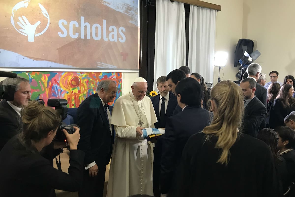 El momento de la entrega de la casaca de Pontoni