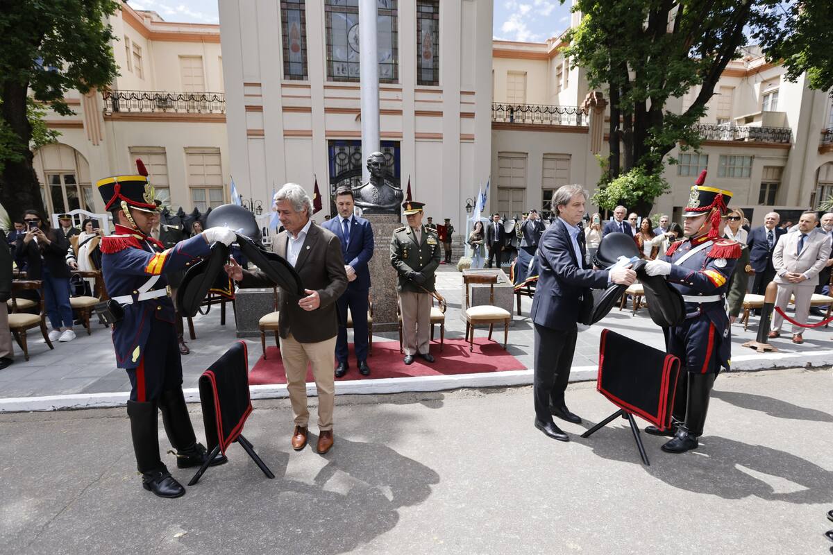 El momento de la entrega de las monturas por parte de las autoridades de las entidades