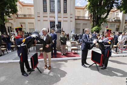 El momento de la entrega de las monturas por parte de las autoridades de las entidades