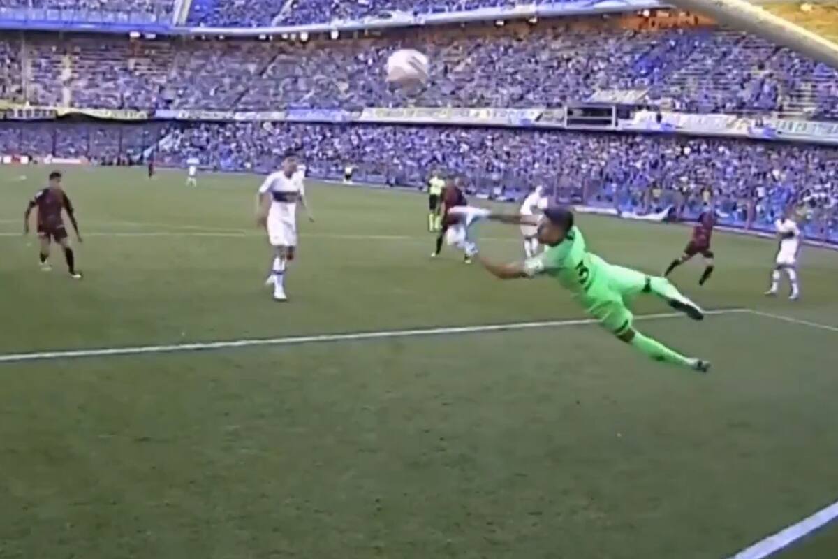 El momento de la espectacular atajada de Andrada ante Garrido