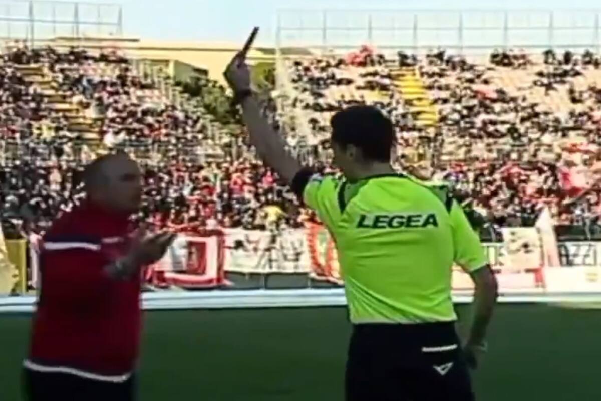 El momento de la expulsión al técnico por agredir a un jugador de su equipo