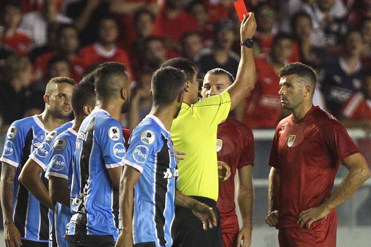 El momento de la expulsión de Gigliotti, a los 25 del primer tiempo