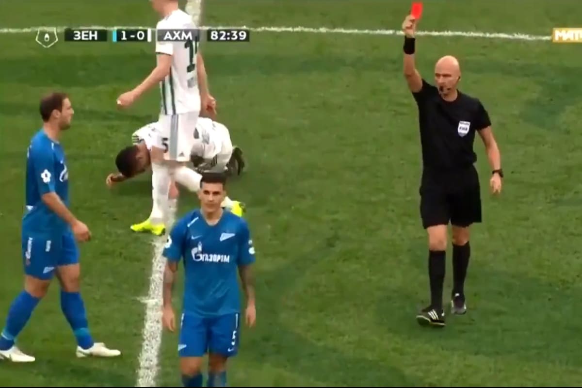 El momento de la expulsión de Leandro Paredes por la doble amarilla