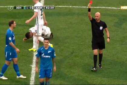 El momento de la expulsión de Leandro Paredes por la doble amarilla