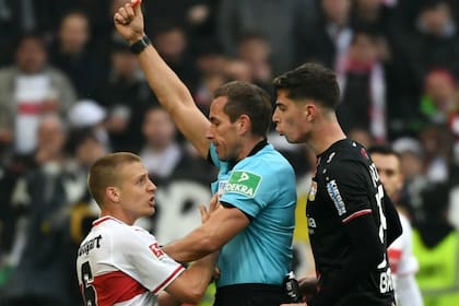 El momento de la expulsión; el árbitro Tobias Stieler le saca la roja directa al exvolante de Estudiantes