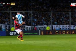 El momento de la falta de Gabriel Hauche sobre Ayrton Lucas que dejó a Racing con un hombre menos ante Flamengo
