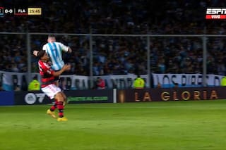 La expulsión de Hauche en apenas 55 segundos que complicó a Racing y un golazo de tiro libre de Oroz
