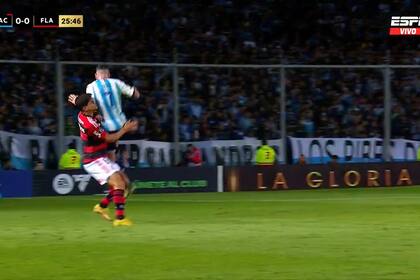 El momento de la falta de Gabriel Hauche sobre Ayrton Lucas que dejó a Racing con un hombre menos ante Flamengo