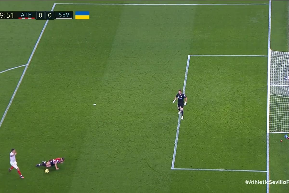 El momento de la falta en el área que Yeray Álvarez le comete a Lucas Ocampos, que llevaría al gol del argentino para el triunfo de Sevilla sobre Athletic