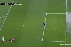 El momento de la falta en el área que Yeray Álvarez le comete a Lucas Ocampos, que llevaría al gol del argentino para el triunfo de Sevilla sobre Athletic