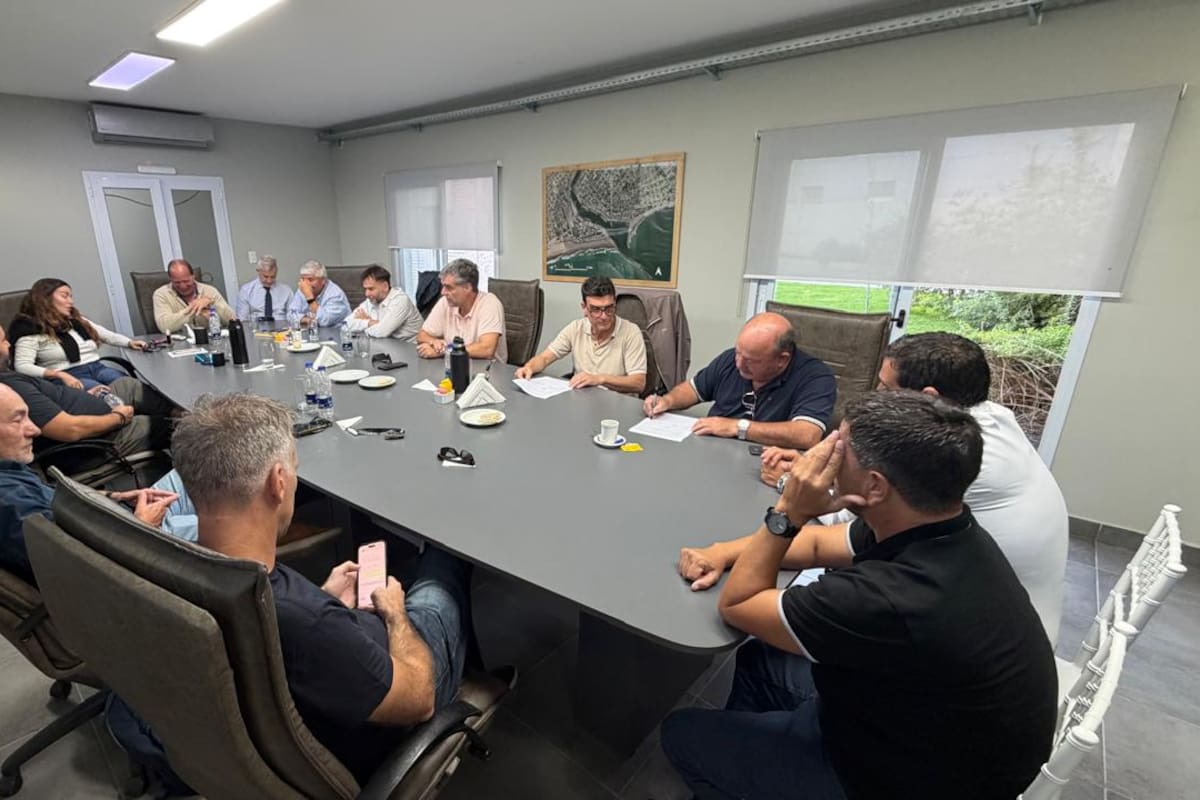 El momento de la firma del acuerdo entre los transportistas autoconvocados, funcionarios provinciales y las autoridades del puerto de Ququén