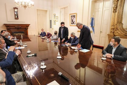El momento de la firma del acuerdo paritario ayer en Casa Rosada.