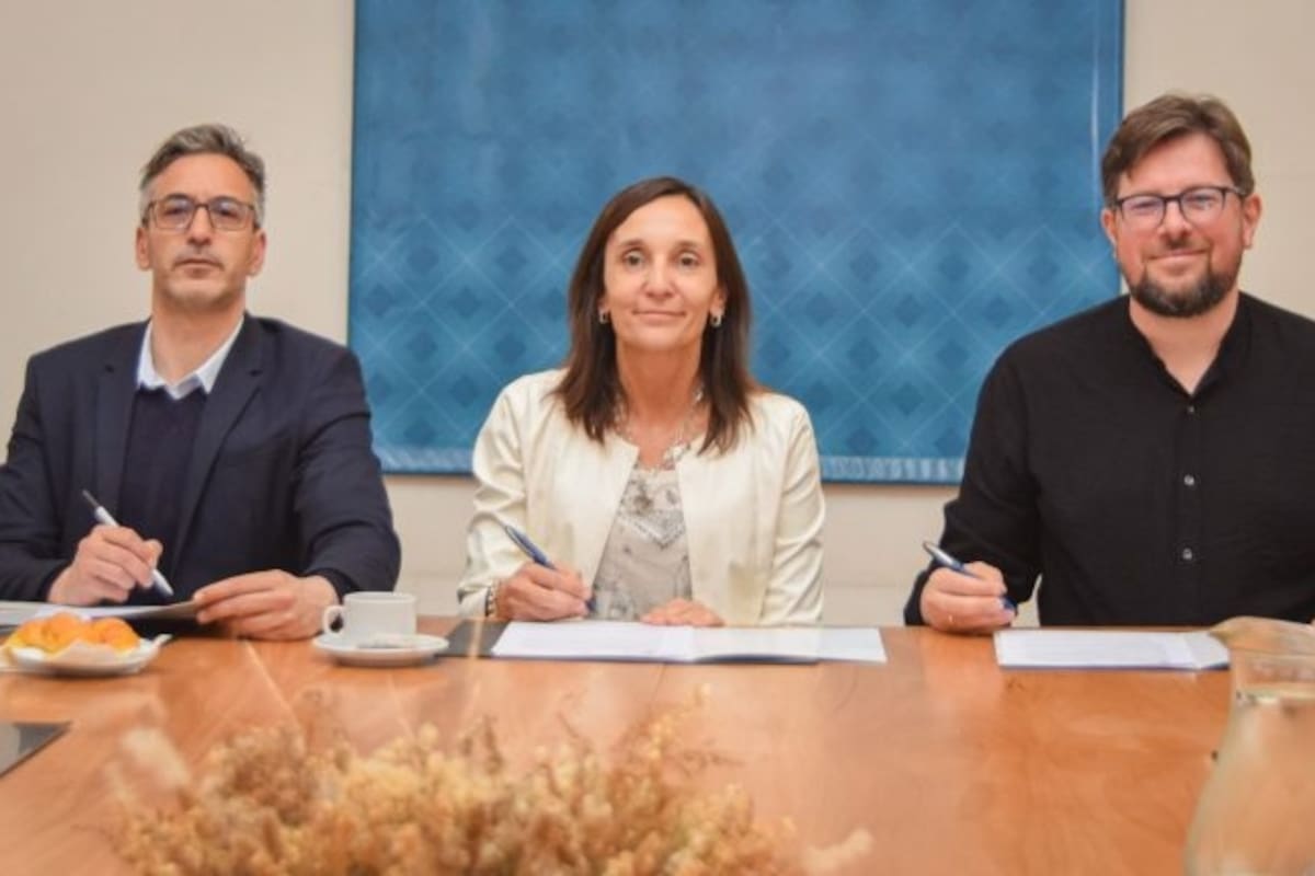El momento de la firma del convenio entre RT y la Facultad de Periodismo de la UNLP