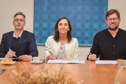 El momento de la firma del convenio entre RT y la Facultad de Periodismo de la UNLP