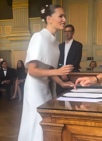 El momento de la firma, una de las postales que Blondeau compartió de su boda con Ben Attal