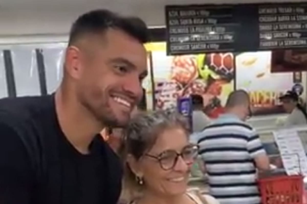 El momento de la foto entre Sergio Romero y una hincha que "odia a Boca"