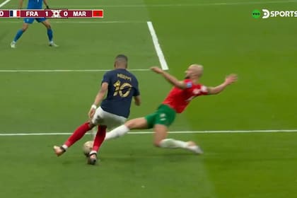 El momento de la fuerte patada de Sofiyan Amrabat a Kylian Mbappé