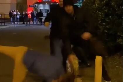 El momento de la golpiza a un hombre en un boliche de la costanera