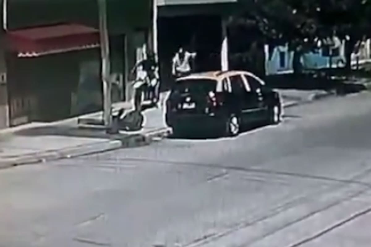 El momento de la huida de los dos adolescentes mototchorros