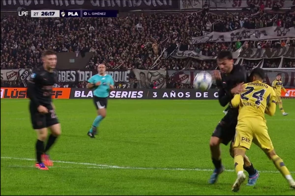 El momento de la jugada polémica entre Dylan Gorosito (Boca) y Luciano Giménez (Platense); el delantero del Calamar terminaría convirtiendo, pero el VAR anularía la conquista por una supuesta "mano de inmediatez"