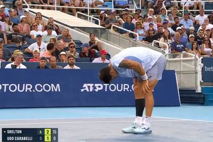 El momento de la lesión: Camilo Ugo Carabelli se toma la rodilla derecha; intentó seguir, pero no hubo caso