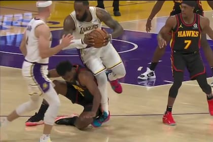 El momento de la lesión de LeBron James: la caída de Salomon Hill sobre el tobillo derecho de The King