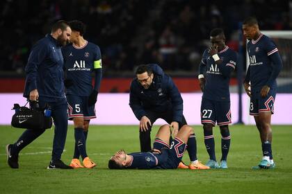 El momento de la lesión, el domingo último, en el encuentro entre PSG y Lorient