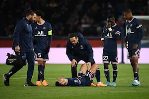 El momento de la lesión, el domingo último, en el encuentro entre PSG y Lorient