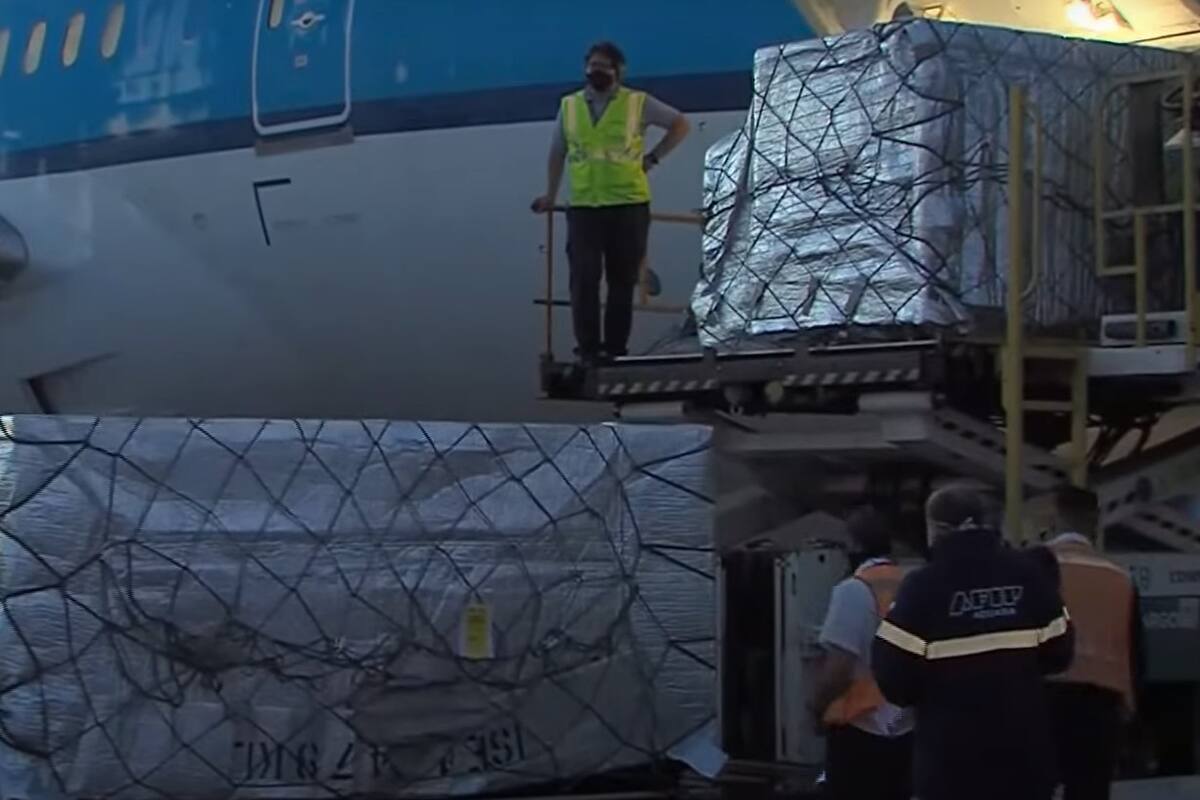 El momento de la llegada de 864 mil dosis de la vacuna AztraZeneca, desde Amsterdam