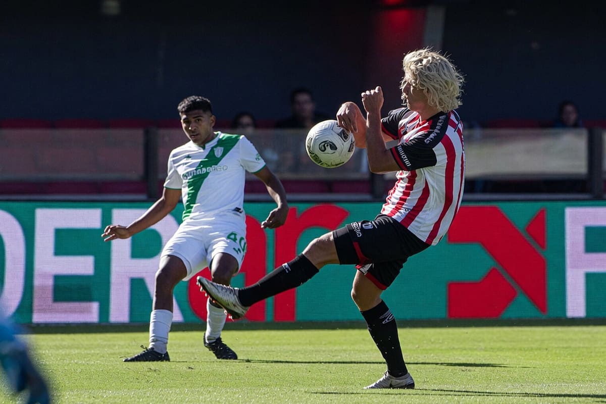 El momento de la mano de Insua, ante un centro de David Zalazar: el árbitro mundialista Herrera no sancionó