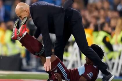 El momento de la patada a Zidane durante el partido de Real Madrid y Celta