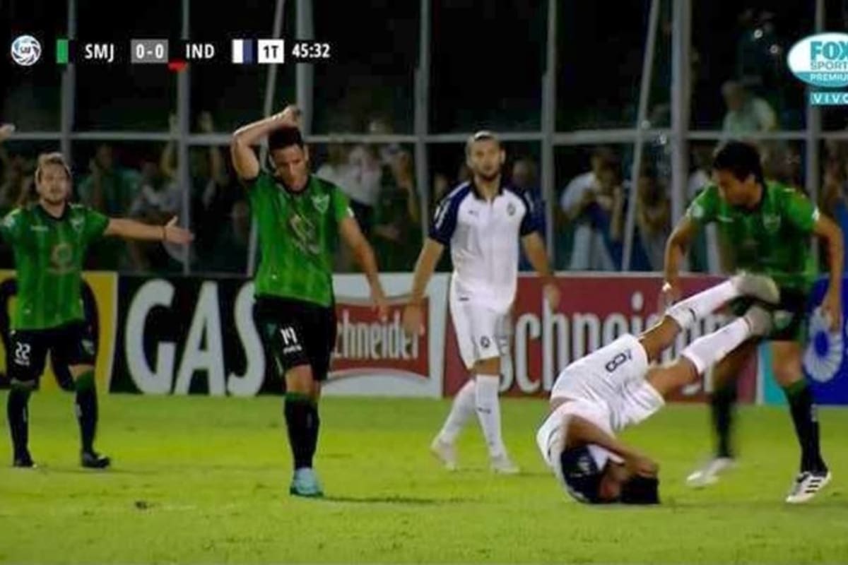 El momento de la patada de Pablo Pérez a Marcos Gelabert