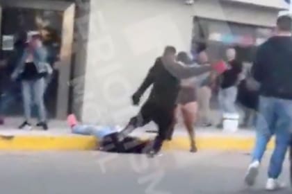 El momento de la patada mortal quedó registrada en un video