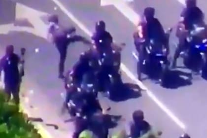 El momento de la patada quedó registrado en las imágenes de televisión